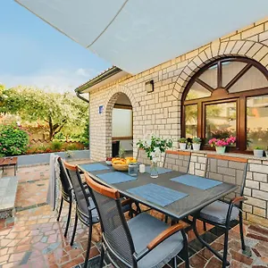 https://villa-luna-porec.in-istria.net